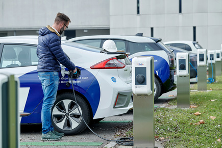 Fuhrpark_Mann_mit_Jacke_1