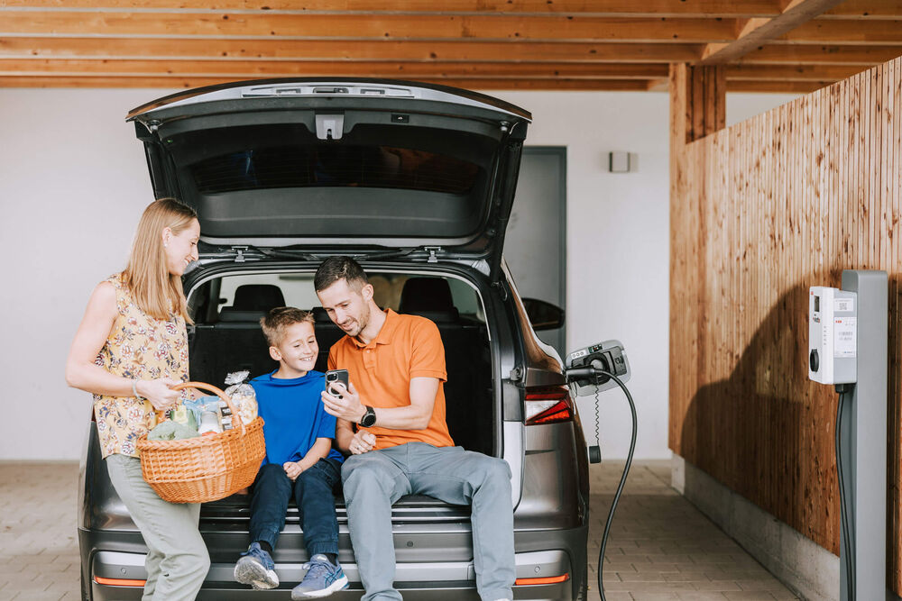 emobilitaet-zuhause-laden-efh-auto-familie-einkaufskorb