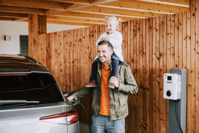 emobilitaet-zuhause-laden-efh-tochter-vater-einstecken-seitlich