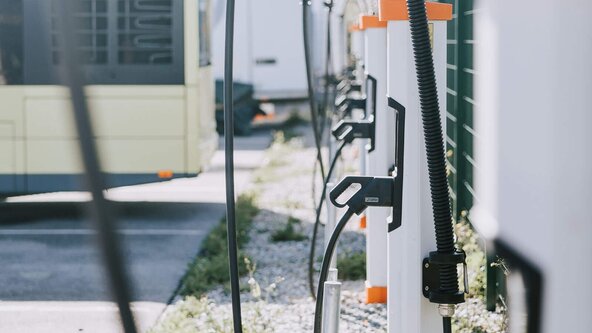 Mehrere Ladestationen für Busse auf einem Parkplatz
