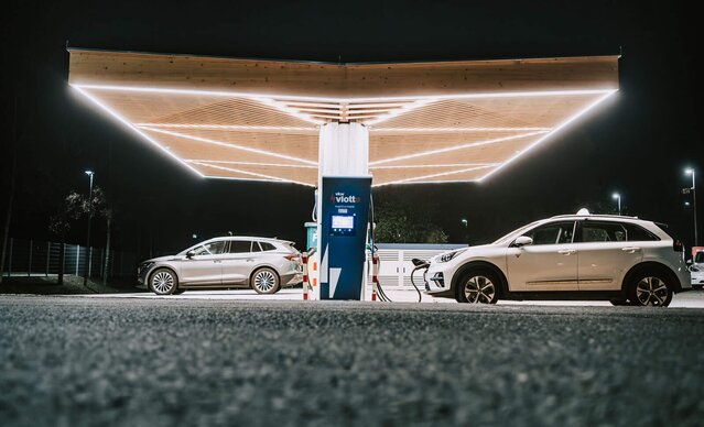 Beleuchteter Ladepark in Bregenz bei Nacht