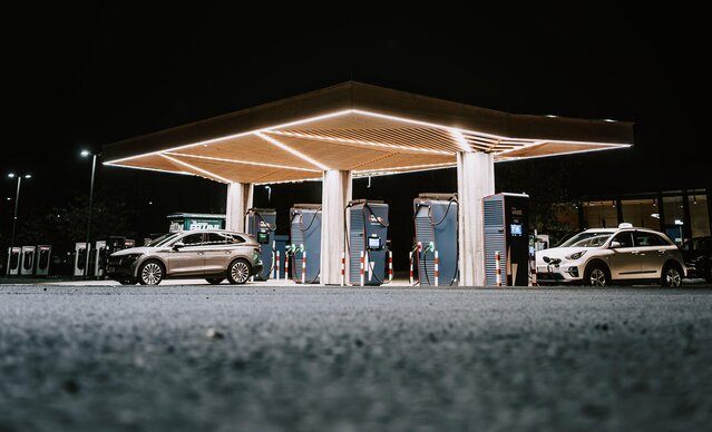Beleuchteter Ladepark in Bregenz bei Nacht