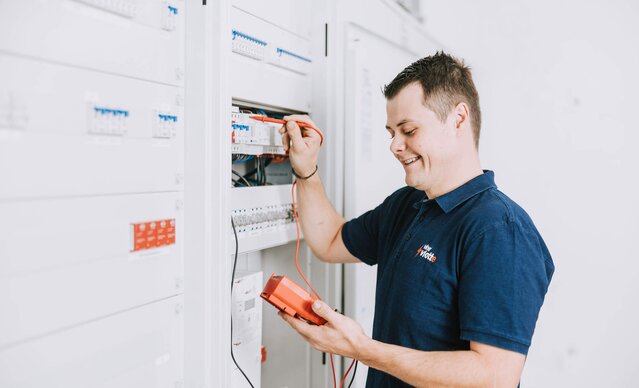 Elektriker prüft einen Schaltschrank