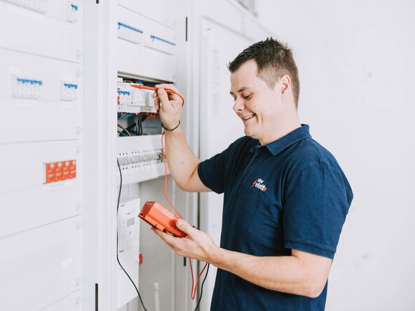 Elektriker prüft einen Schaltschrank